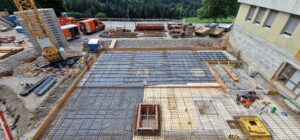 Mehr über den Artikel erfahren Die Baugrube Sockelgebäude im Wandel der Wochen